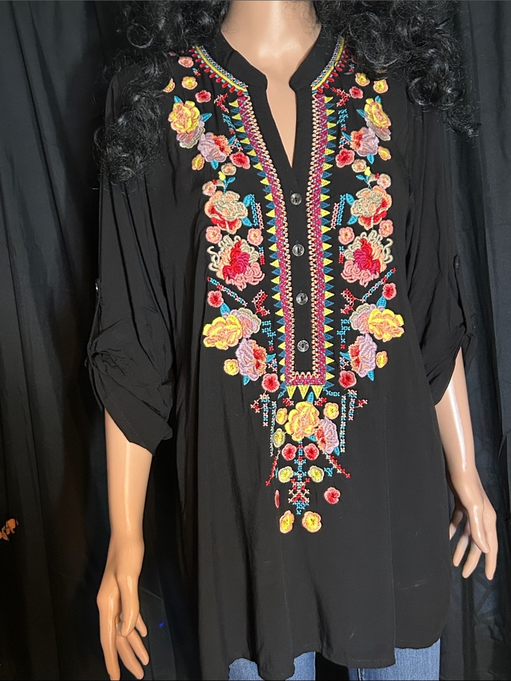 NWOT SOLITAIRE EMBROIDERED TOP M